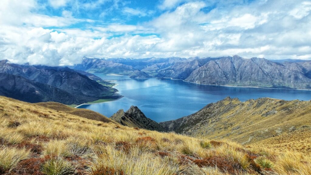Lake Wanaka and mountains, New Zealand